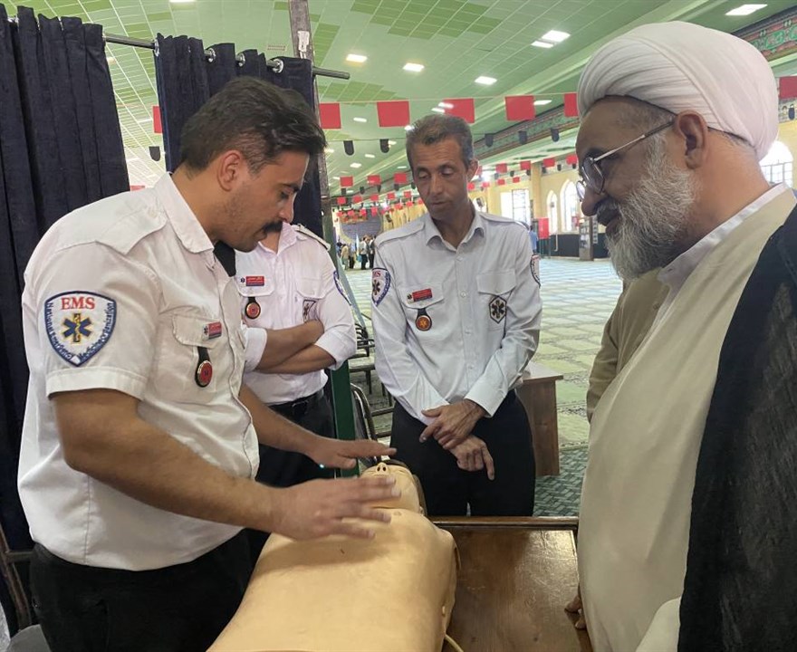 برگزاری میز خدمت اورژانس پیش‌بیمارستانی در محل برگزاری نماز جمعه